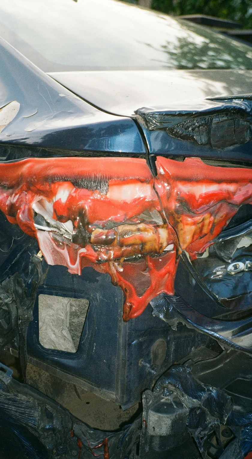 Eingedrücktes Heck mit zertrümmerter Rückleuchte nach einem Unfall