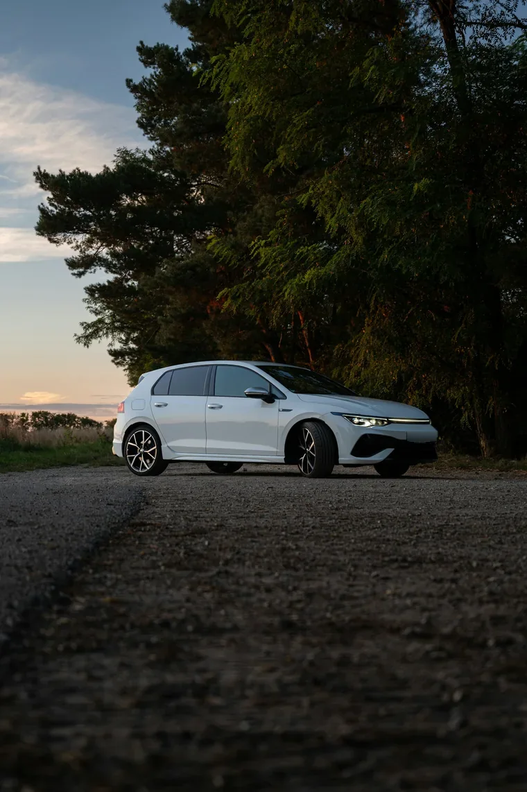 VW Golf am Straßenrand geparkt