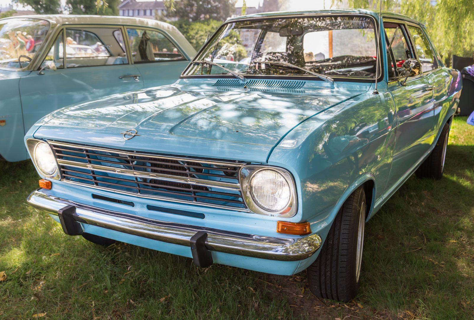 Hellblauer Opel Kadett B auf einem Oldtimertreffen