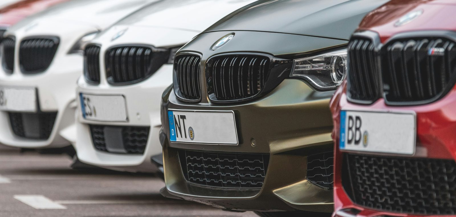 Mehrere vergleichbare BMW nebeneinander auf einem Stellplatz