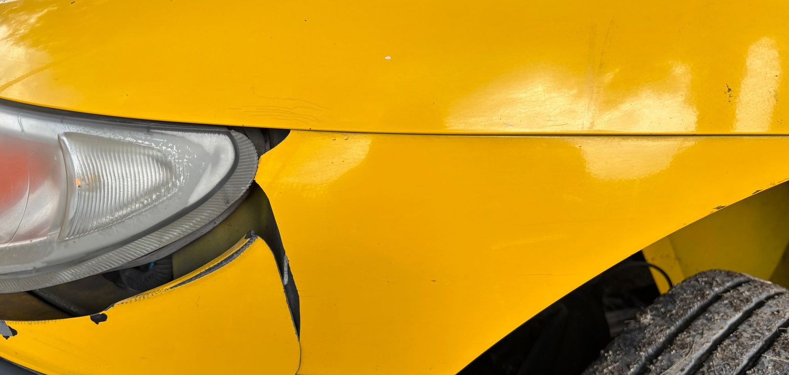 Beschädigte Front eines geparkten Fahrzeugs
