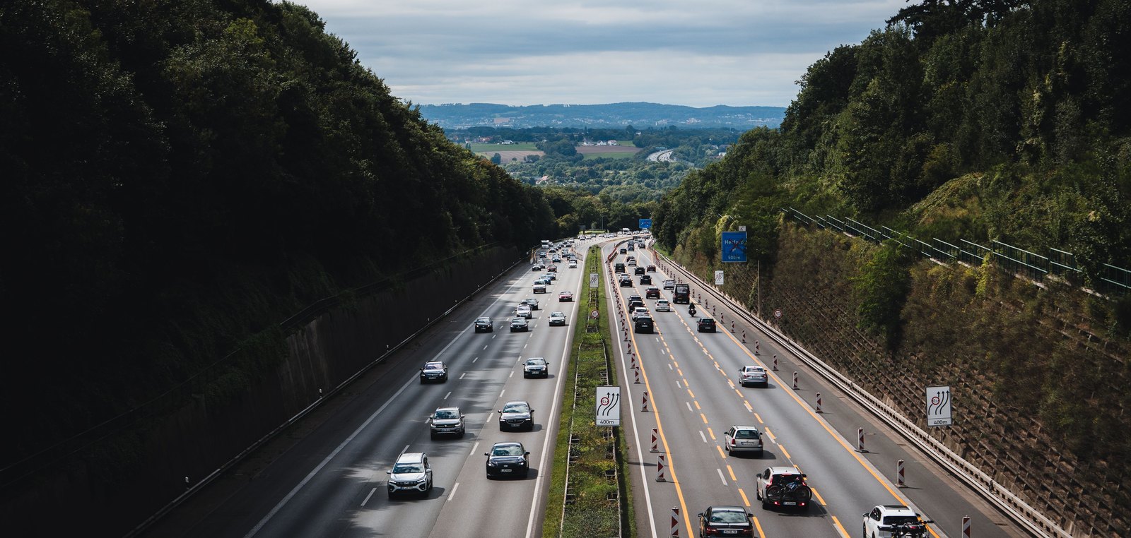 Dichter Verkehr auf einer Autobahn mit Baustellenverengung