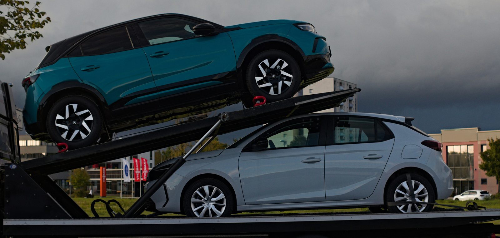 Zwei Opel auf einem Autotransporter