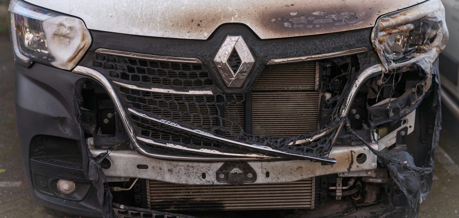Weißer Transporter mit schwer beschädigter Front