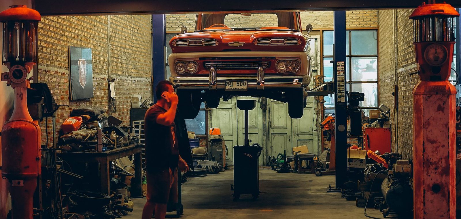 Fahrzeug wartet auf die Freigabe zur Reparatur