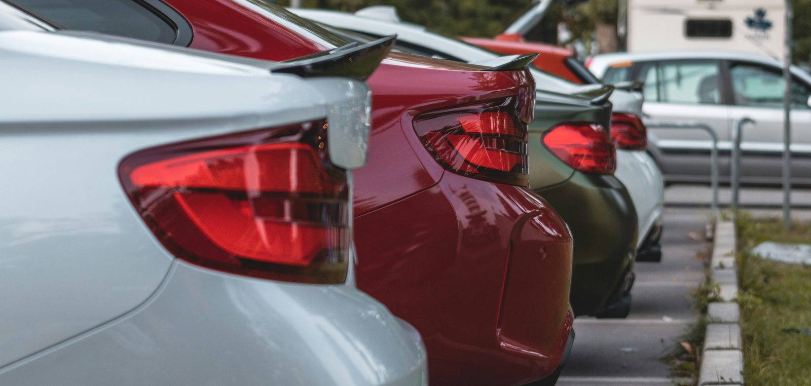 Geparkte Autos in einer Reihe auf einem Parkplatz