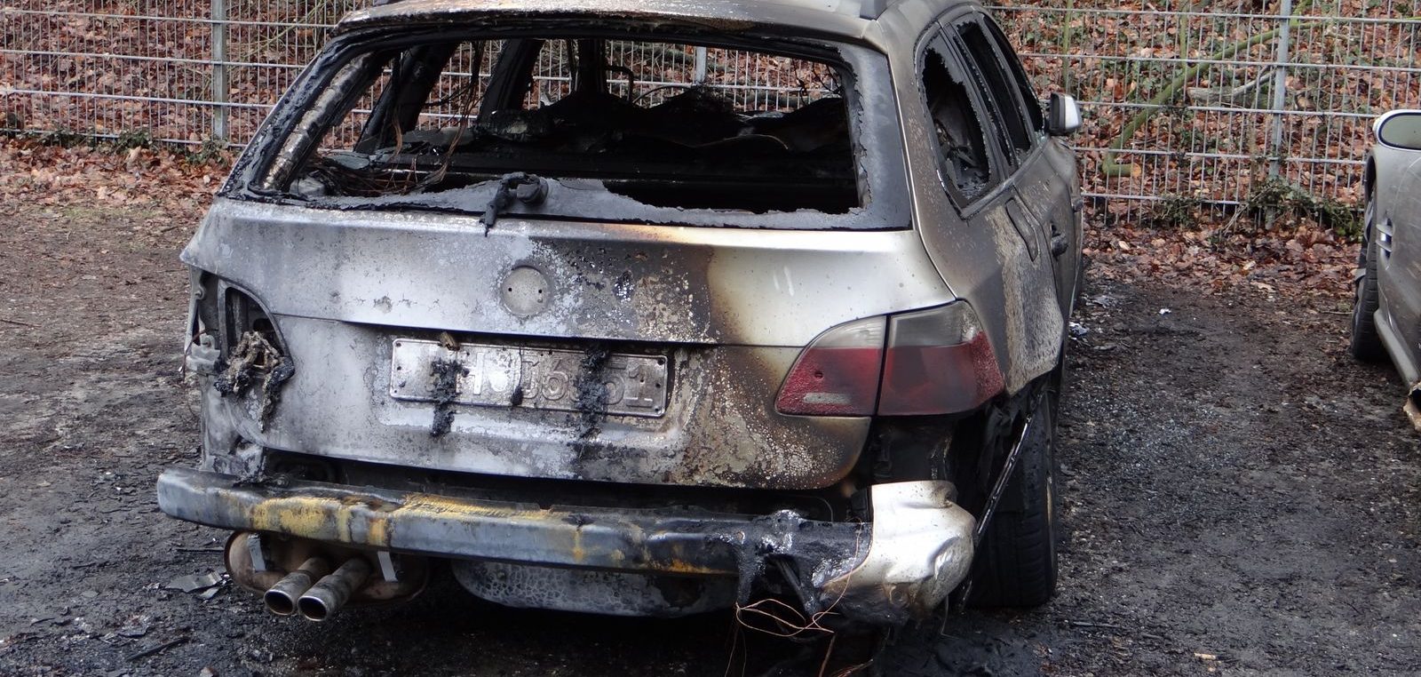 Ausgebrannter Kombi mit verkohltem Heck und ausgeglühtem Innenraum