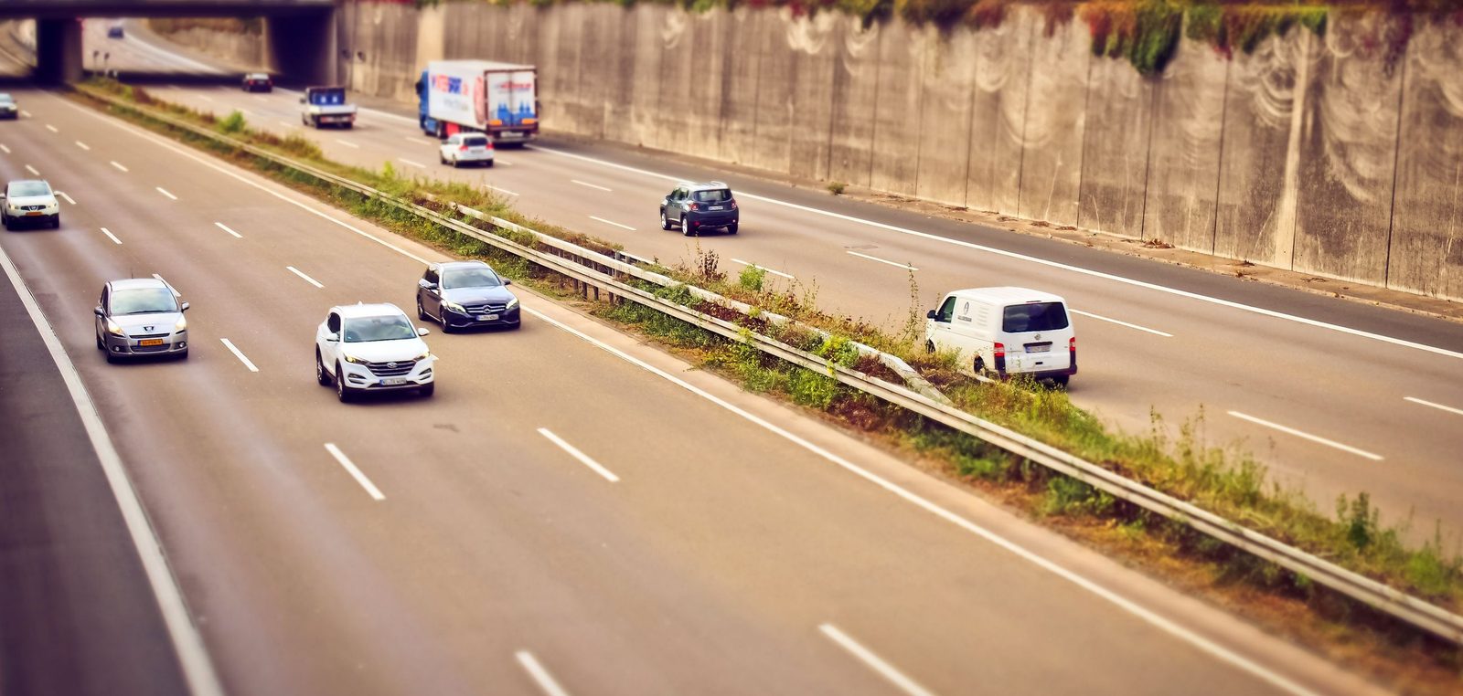 Mehrere Fahrzeuge auf einer Autobahn, ein Wagen überholt auf der mittleren Spur