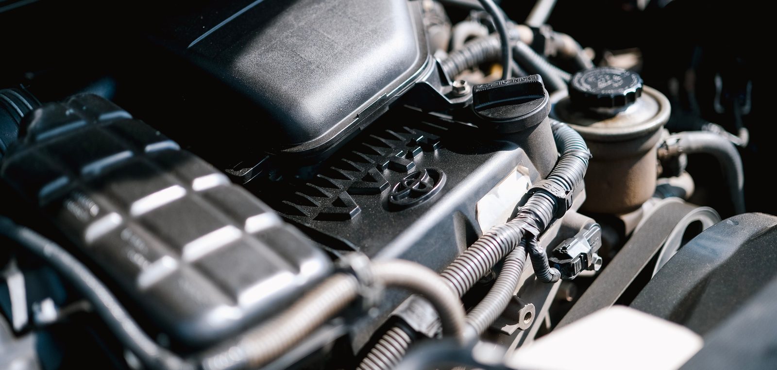 Motorraum eines Autos mit Schläuchen und Leitungen